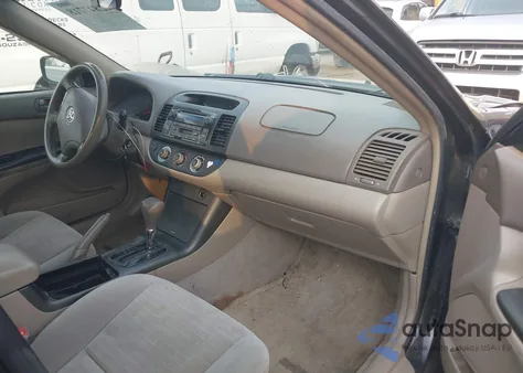 2005 Toyota Camry Le z USA, uszkodzony, nr VIN 4T1BE32K55U402991